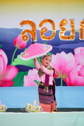 20201103045001.jpg -  ต๋ามฮีต ตวยฮอย ลอยกระทงยี่เป็ง (หนูน้อยนพมาศรุ่นจิ๋ว)  พ.ศ.2563 | https://www.abcm.ac.th