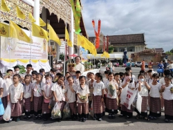 20240710090030.jpg -  เข้าร่วมงานประเพณีใส่ขันดอก บูชาเสาอินทขีล | https://www.abcm.ac.th